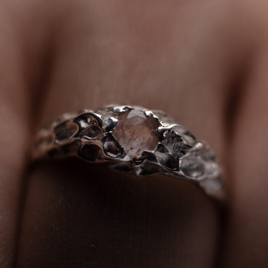 ZORZA | SREBRNY PIERŚCIONEK Z KWARCEM TRUSKAWKOWYM