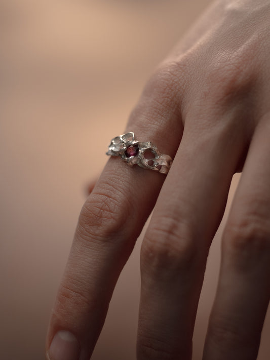 KOSTROMA | SREBRNY PIERŚCIONEK Z GRANATEM