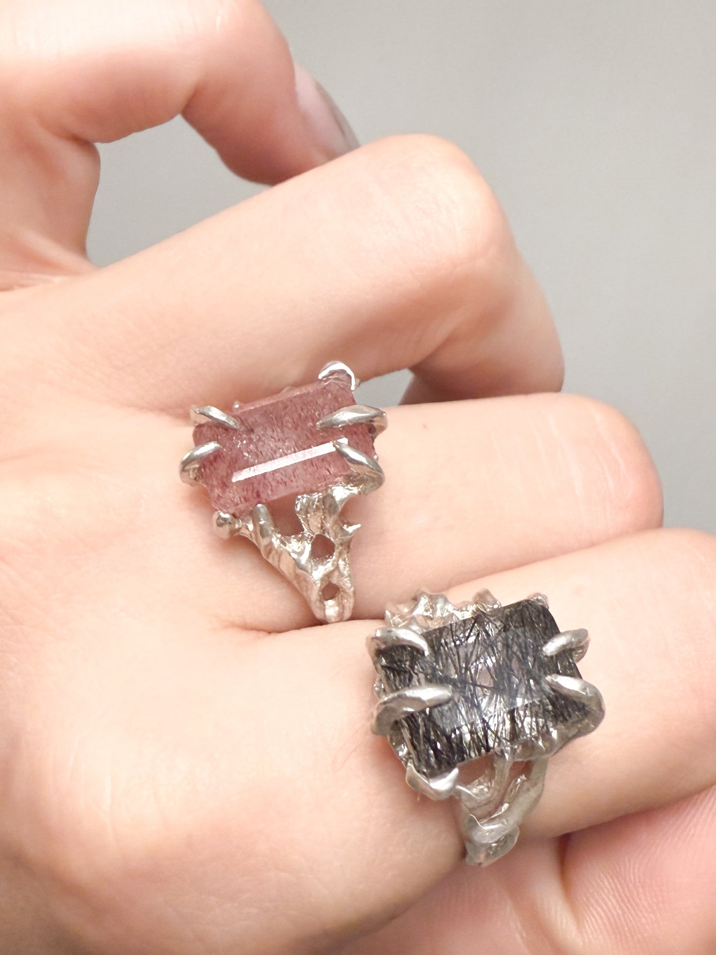 WELES | SREBRNY PIERŚCIONEK Z KWARCEM TRUSKAWKOWYM